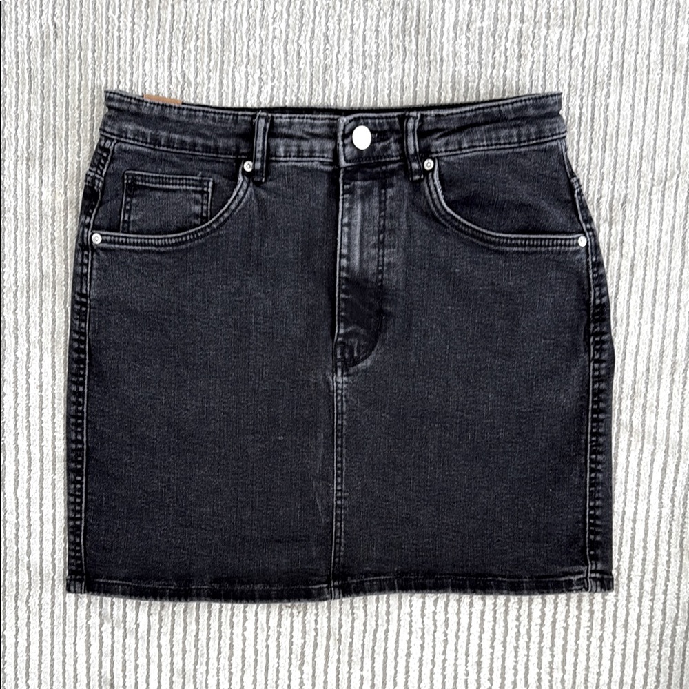 Zara Denim Mini Skirt in Black - Size: L